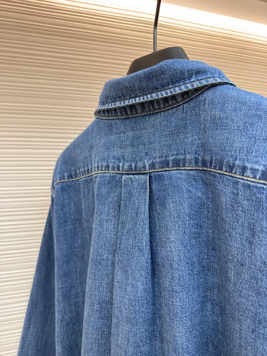 P450 Ralph Lauren colorful embroidered denim shirt ●Original version: Purchased and developed at 1790 ●Item number: 1682021-A95 ●Material: ring yarn denim fabric ●Technology: embroidery production ●Color: washed blue ●Version: fitted version ●Weight: about 520 grams ●Size: S-M-L-XL ●Description: Customized mellow thick weave twill ring yarn denim, soft and silky, comfortable and close to the skin, matte indigo A denim poem dyed with time. The exquisite colorful pony logo on the left chest jumps into indigo. It is highly recognizable. It carries an atmosphere of freedom and vitality. The symphony of pure and smart colors. The deconstructed poetics of the peak collar and placket creates a lazy French atmosphere. Even walking has a designed sense of calmness. Adopt imported machine embroidery technology, use advanced computer control system and precision mechanical components to realize colorful pony embroidery operations with high precision. The lines are smooth and delicate. Multiple horses are used to rub the sand and use high-pressure spray guns to rub at specific parts to achieve a local gradient effect. Then, the frosting technology is used to create a unique texture pattern. The workmanship is extremely complex and time-consuming. The washing and coloring process is used. A special desizing agent is preferred. The fabric is soaked in it to be evenly sized. After desizing Finally, rinsing is carried out. The workmanship is extremely complicated and the loss is high. The overall wiring is straight and delicate, the fabric is comfortable and soft, and the color is consistent without color difference. It can be matched with the same style to create a fashionable look and control various occasions. Customized accessories, complete with three standards, same style for men and women!
